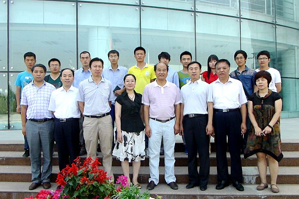 校長劉建林（前排左起五）看望赴疆畢業生